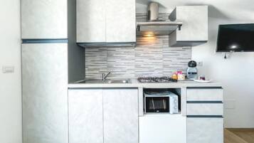 Kühlschrank, Mikrowelle, Ofen, Herdplatte