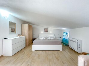 Une chambre à coucher comprenant un lit, une armoire, une commode et un radiateur.