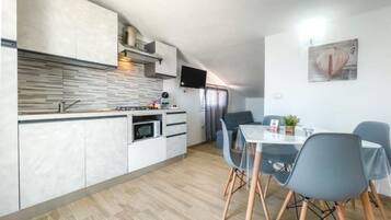 Frigorifero, microonde, forno, piano cottura