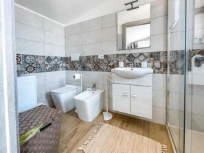 Een douche, een haardroger, handdoeken