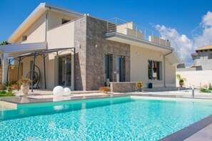 Pool - Apartment 'Nord In Villa Sele' with Shared Pool, Wi-Fi and Air Conditioning (Fontane Bianche)
