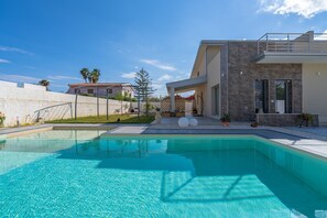 Pool - Apartment 'Nord In Villa Sele' with Shared Pool, Wi-Fi and Air Conditioning (Fontane Bianche)