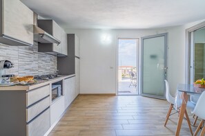Fridge, microwave, oven, stovetop - Apartment 'Nord In Villa Sele' with Shared Pool, Wi-Fi and Air Conditioning (Fontane Bianche)