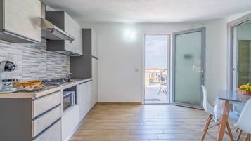 Kühlschrank, Mikrowelle, Ofen, Herdplatte