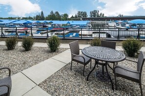 Outdoor dining - Stay and Play Downtown | Sandcreek Lofts Overlooks Marina (Sandpoint)