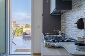 Fridge, microwave, oven, stovetop - Apartment 'Sud In Villa Sele' with Sea View, Wi-Fi and Air Conditioning (Fontane Bianche)