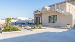 A modern building with a pool, outdoor plants, and a staircase. - Apartment 'Sud In Villa Sele' with Sea View, Wi-Fi and Air Conditioning (Fontane Bianche)