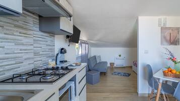 Frigorifero, microonde, forno, piano cottura