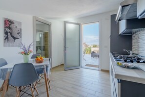 Fridge, microwave, oven, stovetop - Apartment 'Sud In Villa Sele' with Sea View, Wi-Fi and Air Conditioning (Fontane Bianche)