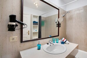 Bathtub, hair dryer, towels - Holiday Home 'Casa Daniela' with Sea View, Wi-Fi and Air Conditioning (Santa Ursula)