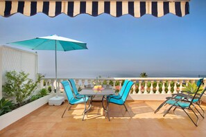 Outdoor dining - Holiday Home 'Casa Daniela' with Sea View, Wi-Fi and Air Conditioning (Santa Ursula)