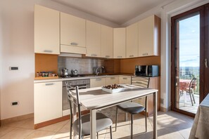 Frigorifero, microonde, forno, piano cottura