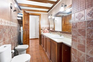 Bathtub, towels - Holiday Home 'Finca La Bonita Ap G1' with Shared Pool, Shared Terrace and Wi-Fi (Arona)