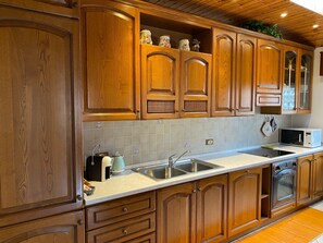 Frigorifero, microonde, forno, piano cottura