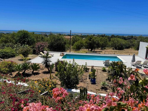 Maison de vacances 'Bela Vista Retreat - Margarida' avec vue sur la mer, Wi-Fi et climatisation.