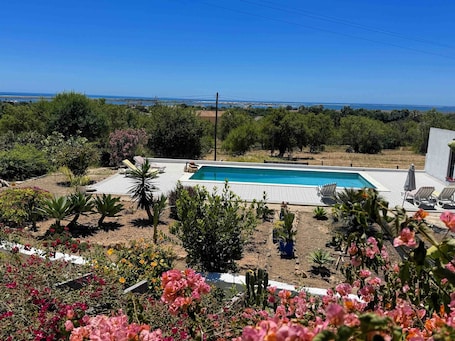 Pool. Holiday Home 'Bela Vista Retreat - Margarida' with Sea View, Wi-Fi and Air Conditioning