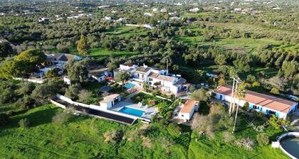 Holiday Home 'Bela Vista Retreat - Lavender' with Sea View, Wi-Fi and Air Conditioning