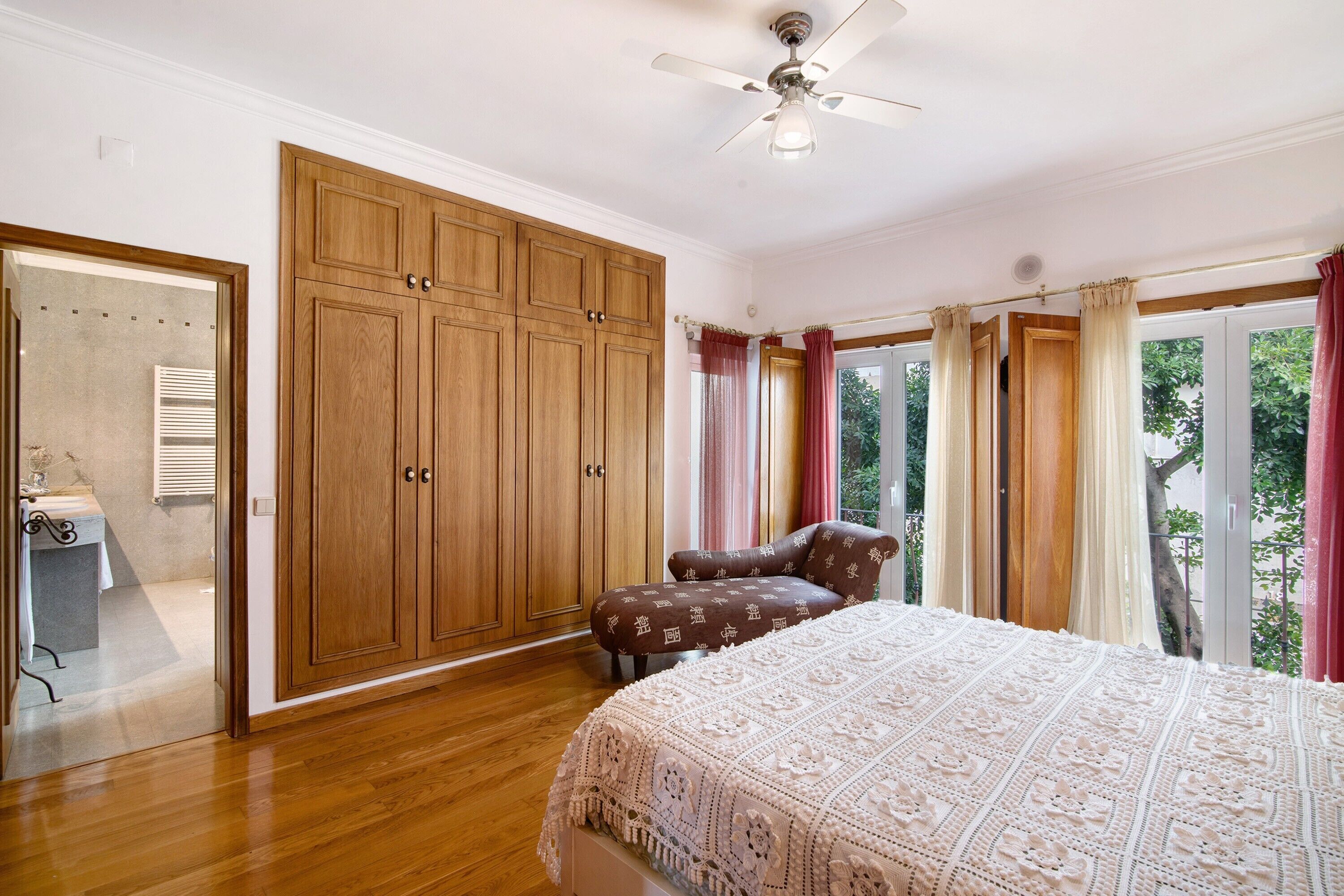 4 bedrooms, iron/ironing board, free WiFi, bed sheets