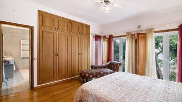 4 bedrooms, iron/ironing board, free WiFi, bed sheets