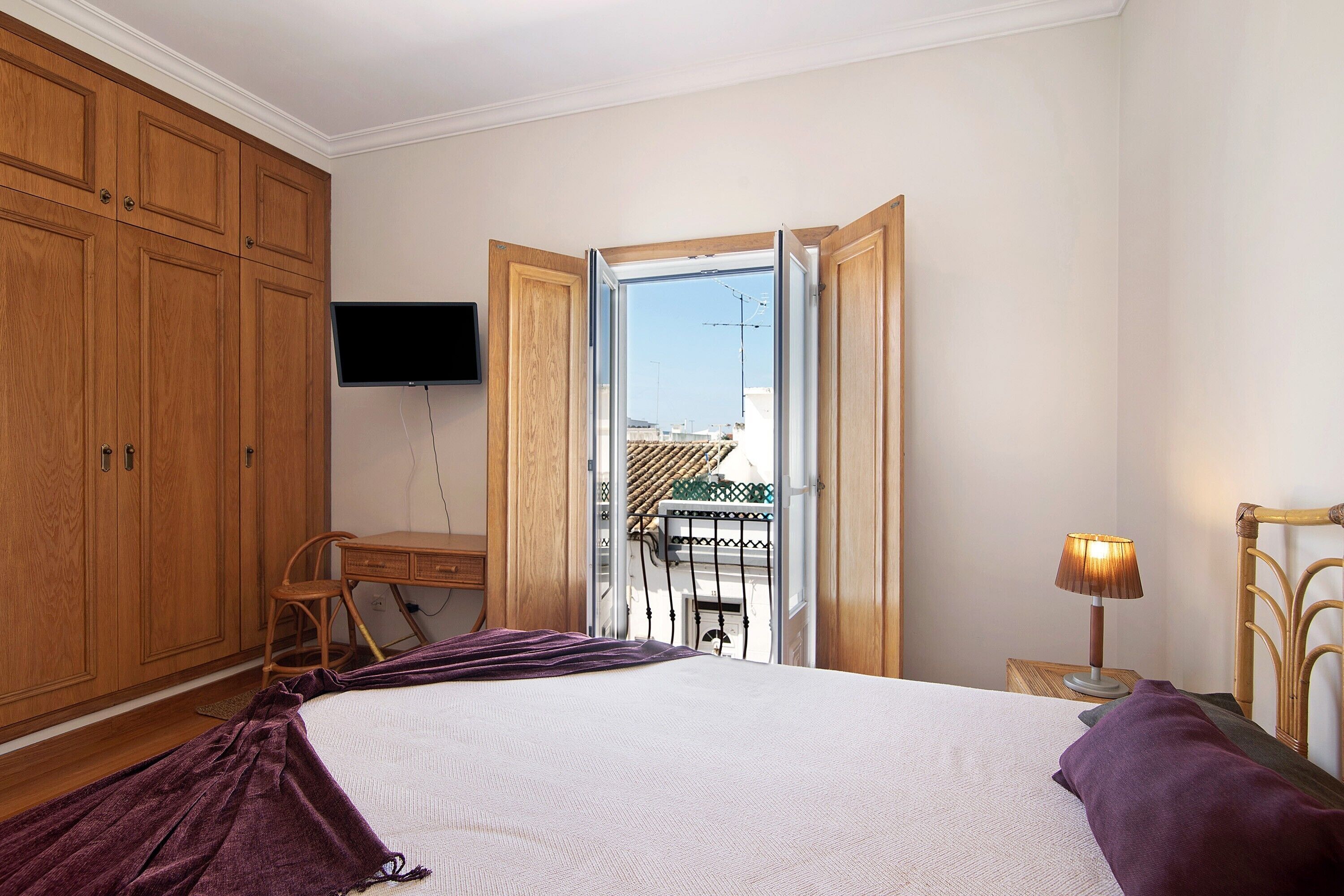 4 bedrooms, iron/ironing board, free WiFi, bed sheets