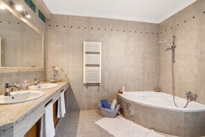 Bathtub, hair dryer, towels - Holiday Home 'Casa da Cidade De Loulé' with Private Terrace and Wi-Fi (Loulé)
