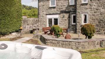Cottage | Outdoor spa tub