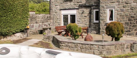 Cottage | Outdoor spa tub