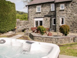 Cottage | Outdoor spa tub