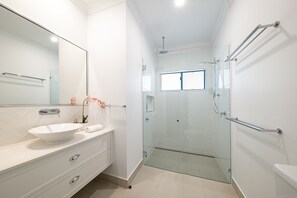 Dusche, Haartrockner, Handtücher, Toilettenpapier