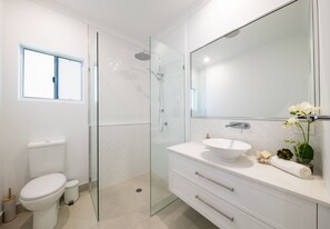 Regadera, secadora de cabello, toallas, papel de baño 