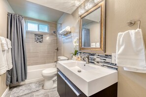 Hair dryer, towels, soap, shampoo - Chic & Spacious 5 BR Stylish House! Prime Location, Free Parking, Fast Wi-fi (Kent)