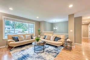 Interior - Chic & Spacious 5 BR Stylish House! Prime Location, Free Parking, Fast Wi-fi (Kent)