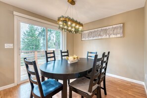 Dining - Chic & Spacious 5 BR Stylish House! Prime Location, Free Parking, Fast Wi-fi (Kent)