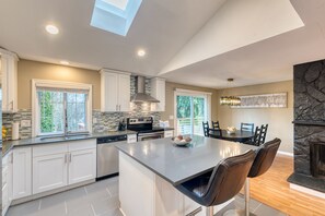 Køleskab, mikrobølgeovn, ovn, kogeplade