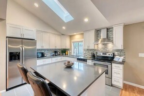 Fridge, microwave, oven, stovetop - Chic & Spacious 5 BR Stylish House! Prime Location, Free Parking, Fast Wi-fi (Kent)