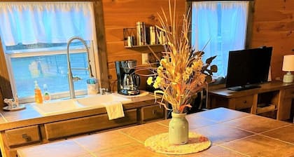 Cabin Near Canton Trade Days - Quiet Retreat with Country Charm!