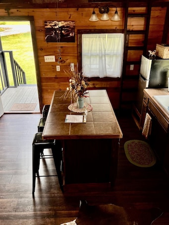 Dining. Cabin Near Canton Trade Days - Quiet Retreat with Country Charm!