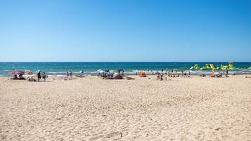 Una spiaggia nelle vicinanze
