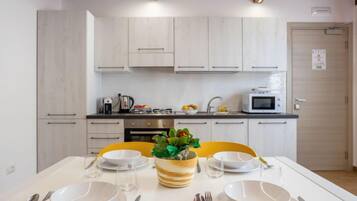 Frigorifero, microonde, forno, tostapane