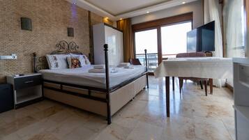 King Suite with Sea View | 고급 침구, 침대 시트