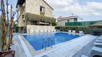 시즌별로 운영되는 야외 수영장