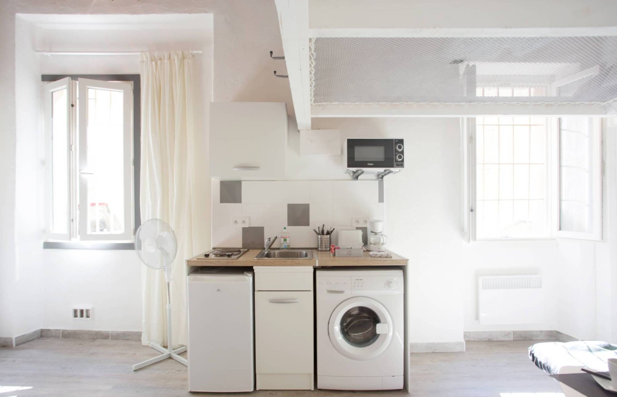 Signature Studio | Private kitchen | Fridge, microwave, stovetop, cookware/dishes/utensils