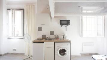 Signature Studio | Private kitchen | Fridge, microwave, stovetop, cookware/dishes/utensils