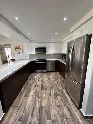 Kühlschrank, Mikrowelle, Ofen, Herdplatte