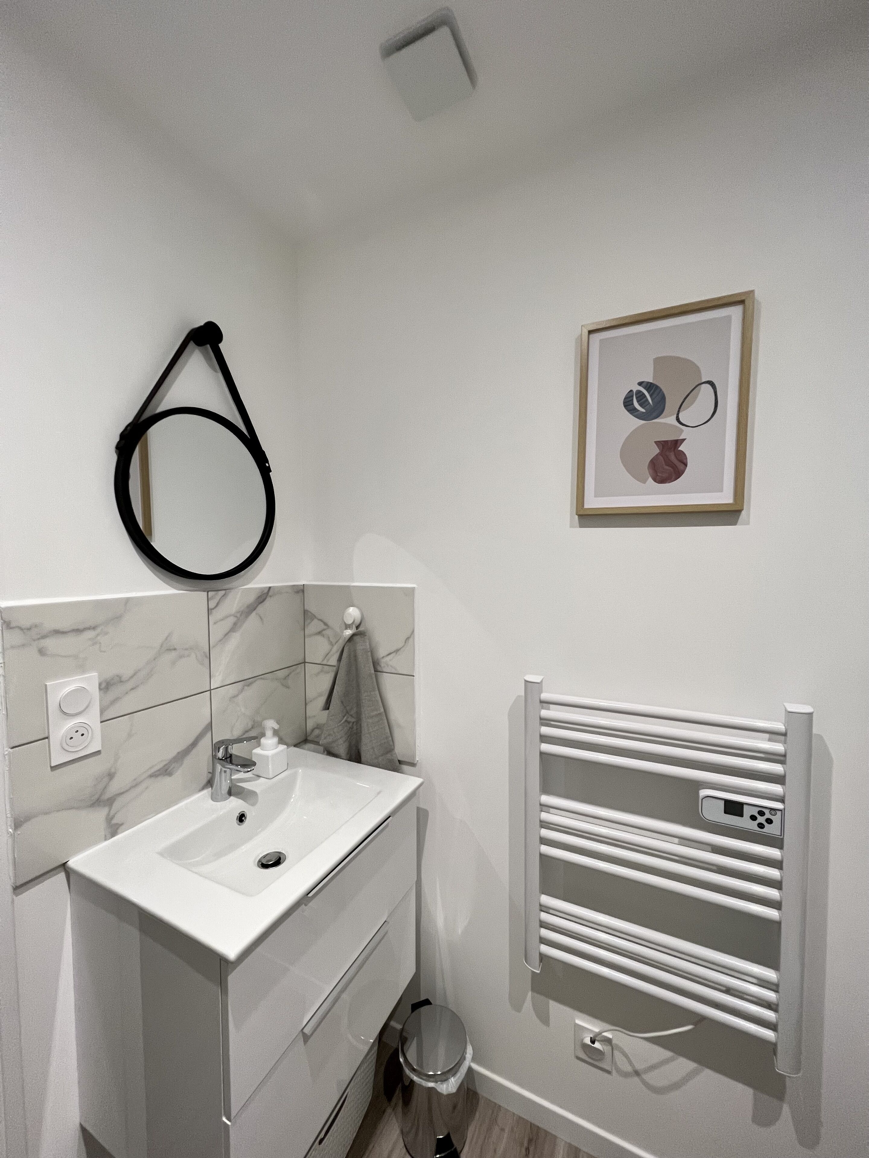 Articles de toilette gratuits, sèche-cheveux, serviettes fournies, savon