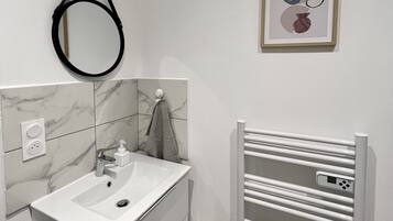 Articles de toilette gratuits, sèche-cheveux, serviettes fournies, savon