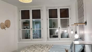 Tabla de planchar con plancha, wifi gratis y ropa de cama