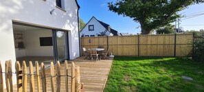 Outdoor dining - Comfortable new house 200m from the sea (ARRADON)