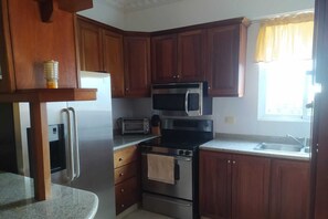 ثلاجة، ميكروويف، فرن، موقد طهي مسطح