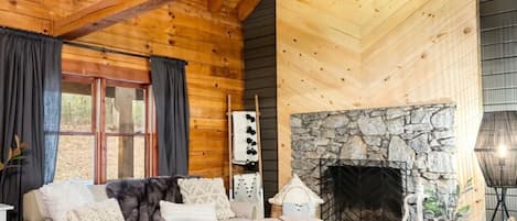 Smart TV, chimenea, videojuegos, futbolito
